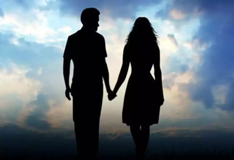 A couple, unsuccessful in love, hanged themselves together from a tree branch using a noose.