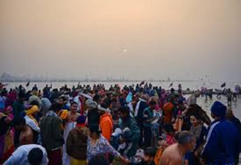 Crowds of devotees gathered to take a holy dip in the Sangam on Vasant Panchami, tight security arrangements were made.
