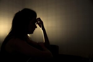 A young woman beat a monster who entered her house to death with an axe and a stick, and then recounted her ordeal at the police station.