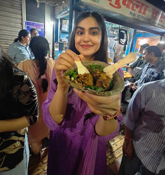 लखनऊ की रौनक में घुली Adah Sharma की सादगी