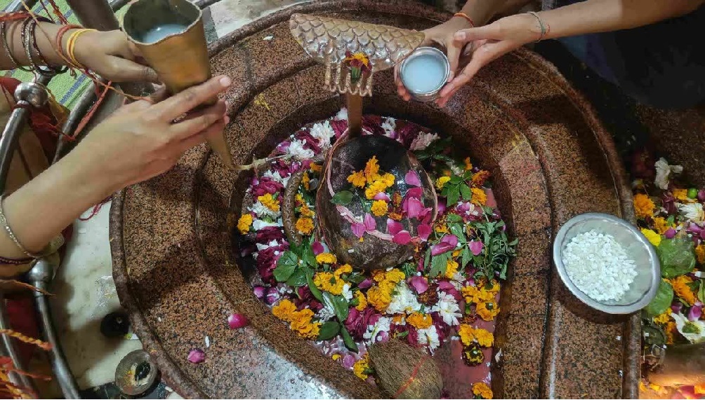 Shiva temples resounded with chants of "Bam Bhole"; a wave of faith surged at Kashi Vishwanath Dham.