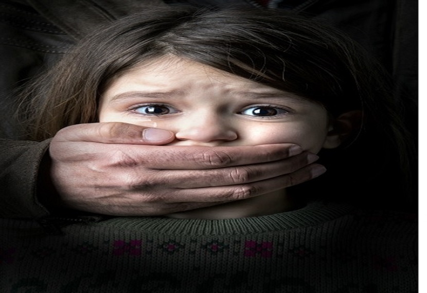 Child Theft टॉफी​ दिलाने के बहाने बच्ची का अपहरण, मासूम के रोने पर लोगों ने बच्चा चोर को पकड़कर पीटा