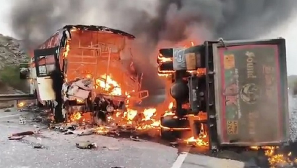 Bus Collides with Lorry in Andhra Pradesh; 14 Dead in Accident, Several Burnt Alive