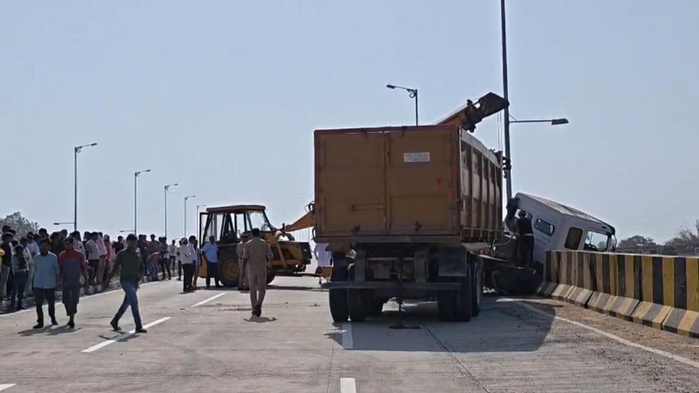 Three Dead :मीरजापुर में बेकाबू ट्रेलर ने बाइक को मारी टक्कर, मां-बेटा समेत तीन की मौत