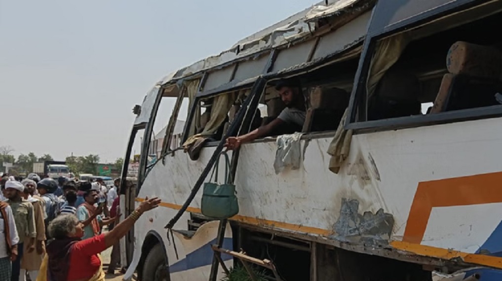 BusOverturned बोलेरो को बचाने के चक्कर में डिवाइडर से टकराकर पलटी बस, दो महिलाओं की मौत, 35 घायल