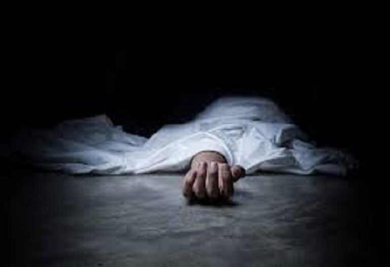 When food was not prepared on time at home—causing their daughter to leave for coaching class on an empty stomach—an enraged father hacked his wife to death.