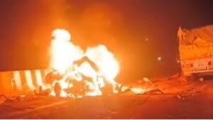 Four vehicles, including a truck, collide in Mirzapur; Bolero catches fire; 11 dead in the accident.