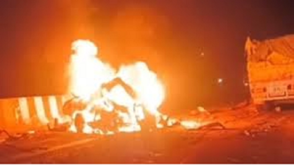 Four vehicles, including a truck, collide in Mirzapur; Bolero catches fire; 11 dead in the accident.