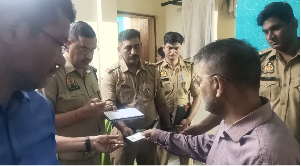 In Kanpur, a 'demonic' father slits the throats of his 11-year-old twin daughters; killer arrested.