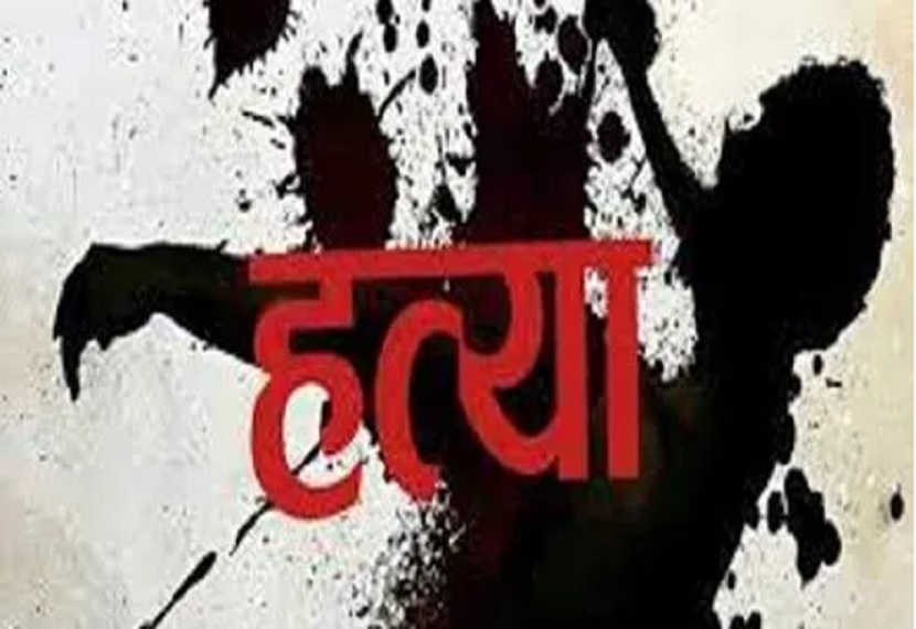 In Chandauli, a young man turned into a monster and beat his wife to death with an iron rod in front of their daughter.
