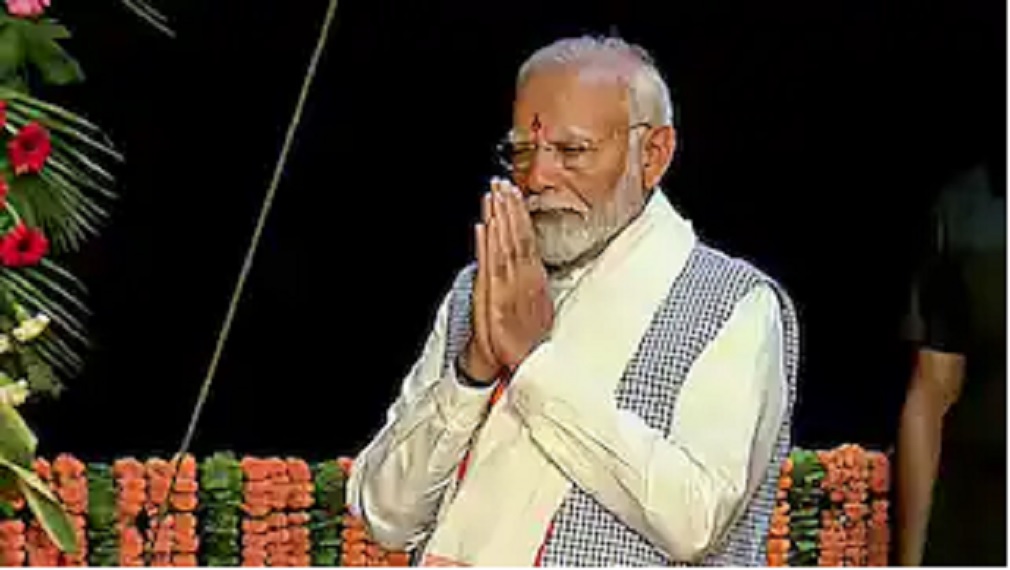 PM Modi arrives at Baba Vishwanath Dham for Darshan; 51 Brahmins welcome him with the resounding blasts of conch shells and the reverberation of damrus.