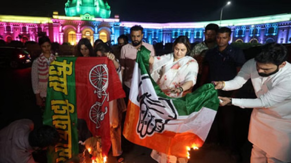 Aparna Yadav stages protest outside Assembly; burns SP and Congress flags.