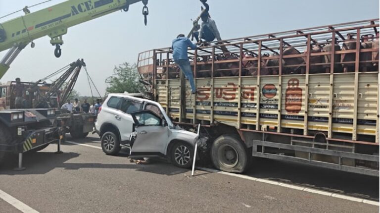 Speeding Scorpio Crashes into DCM Truck in Banda; Four Dead in Accident, Chaos and Screams Ensue