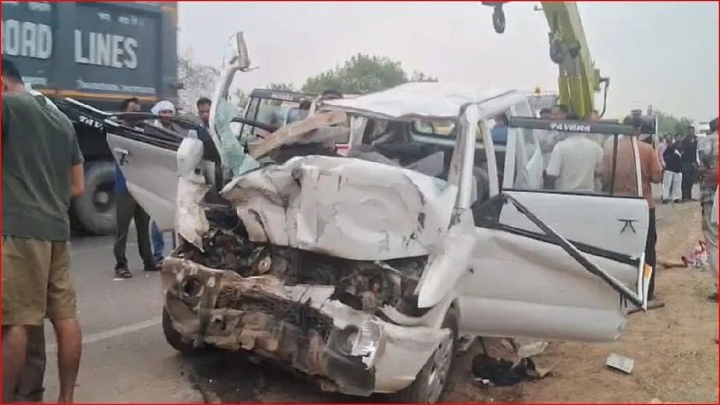 Car carrying devotees returning from pilgrimage to Ayodhya meets with accident; six members of the same family killed.