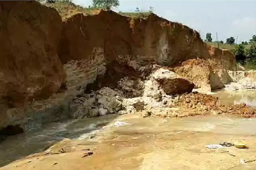 Eight women buried after earthen mound collapses in Kaushambi; three reported dead.