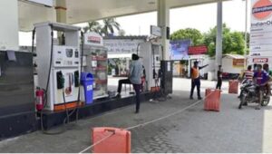 After gas, petrol and diesel become more expensive; oil companies hike prices by three rupees per liter simultaneously.