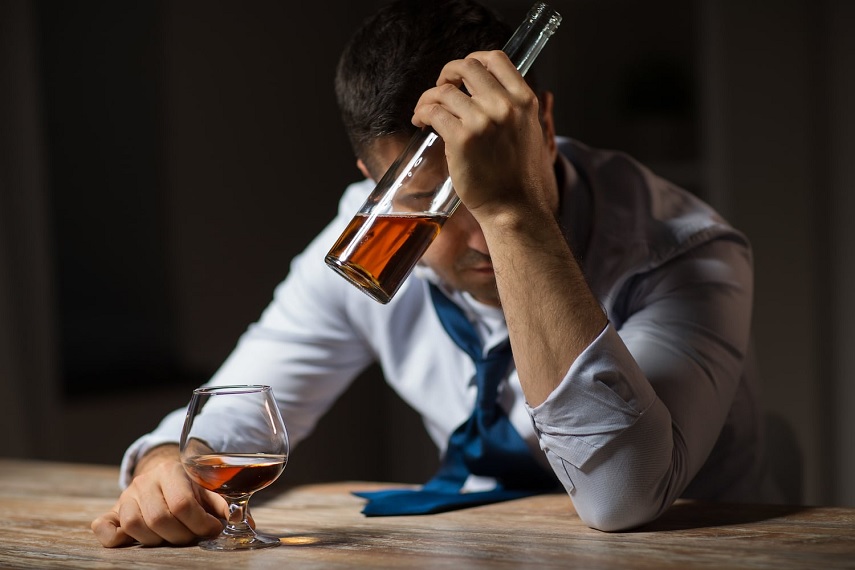 When his wife forbade him from drinking alcohol, a young man rushed at her with a knife; he stumbled and fell, and died after the knife pierced his throat.