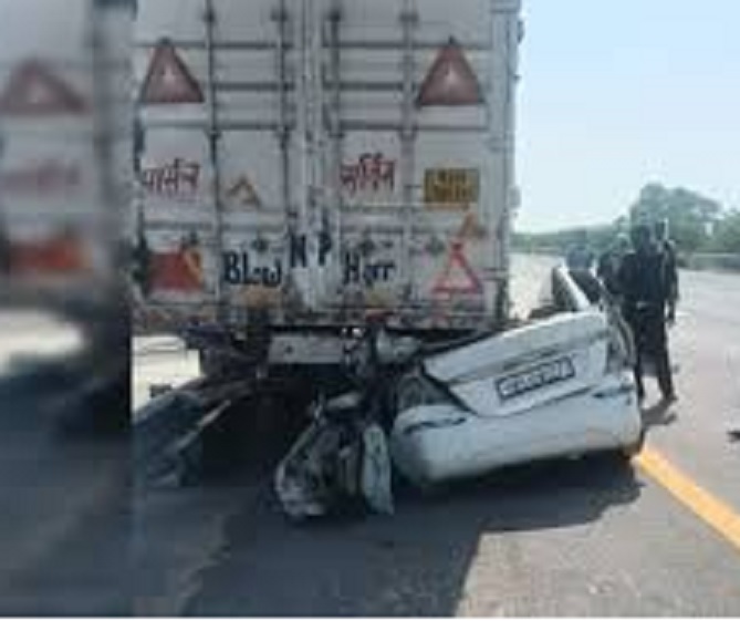 In Azamgarh, a speeding car rammed into a trailer ahead, killing four people, one seriously injured.