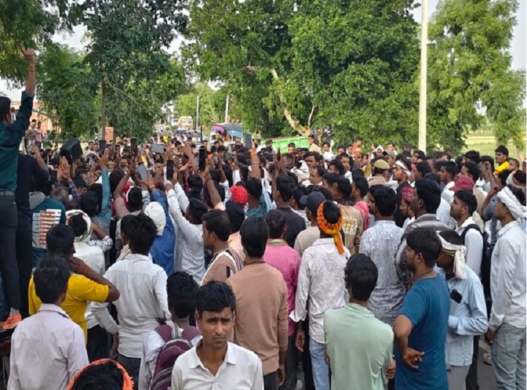 Thar runs over youth in Agra; angry crowd places body on the road and chases down and beats police who arrived to remove it.