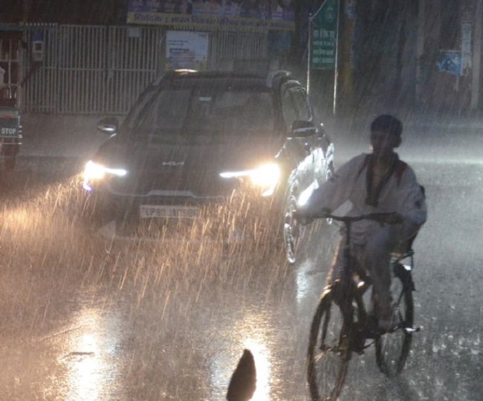 Storm and rain wreak havoc amidst scorching heat; Agra plunged into darkness.