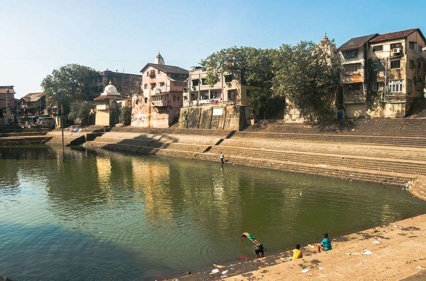 Four devotees drowned while bathing at Banganga on the death anniversary of Bhikshuk Das Maharaj; three, including a teenage girl, died.