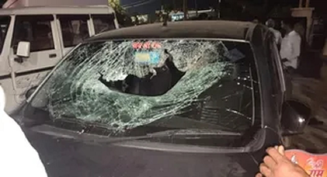 Car rams into stationary truck on Ganga Expressway; four youths from Prayagraj killed.