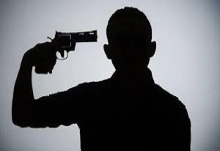 Angered by an ongoing court case, a young man first shot his wife and then blew his own brains out.