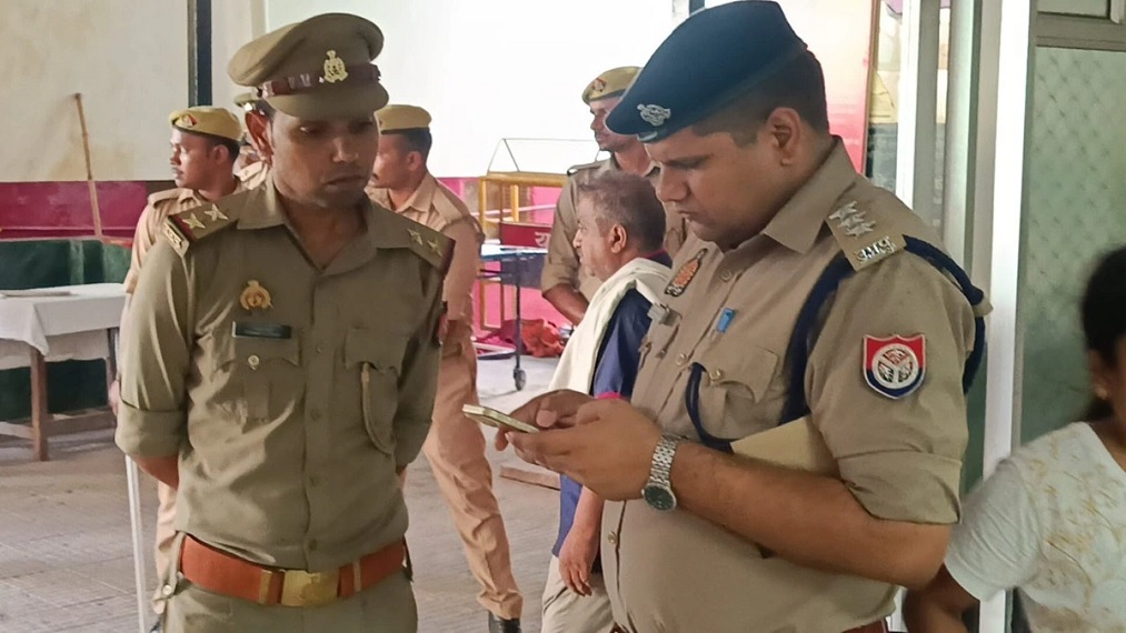 Miscreants shot three elderly members of the same family in Prayagraj; the deaths have caused a stir.