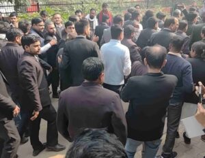 Lawyers attacked a family and attempted murder; they held a young woman hostage and subjected her to indecent acts.