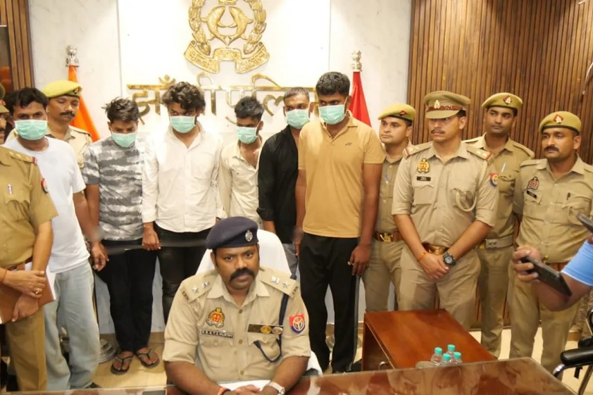 Two police personnel arrested for aiding dacoits out of greed for one lakh rupees.