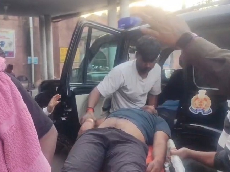 Out-of-control vehicle hits tractor carrying Kanwariyas in Etah; six Shiva devotees injured.