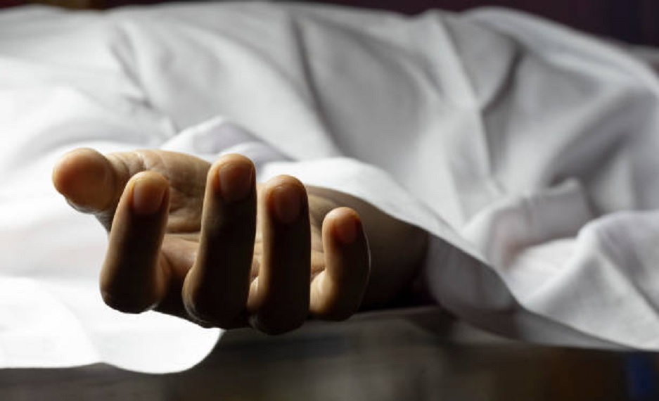 In Maharajganj, a daughter-in-law hacked her father-in-law to death with a sharp-edged weapon and then summoned the police to report the incident.