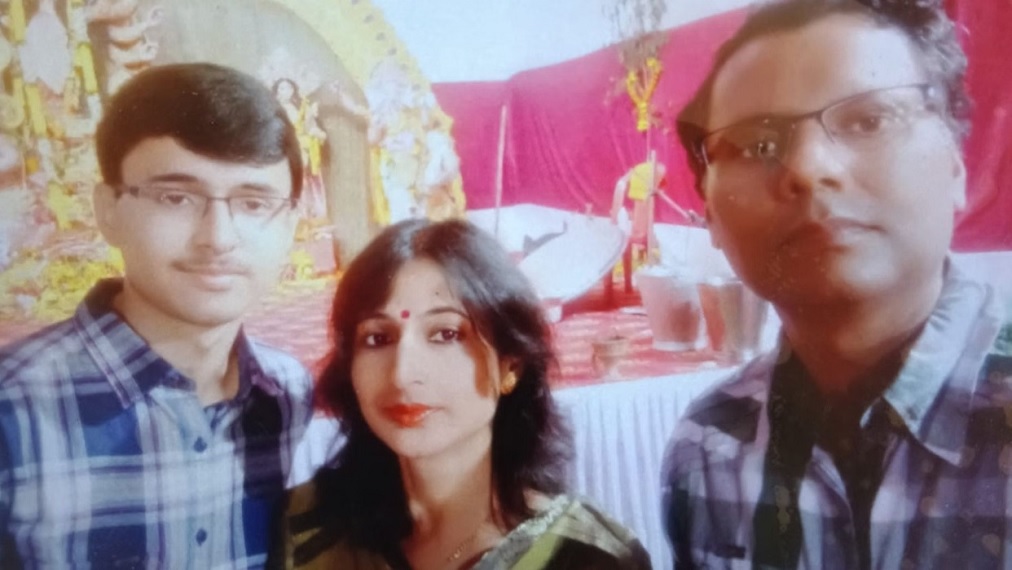 Shocked by the father's death, a mother and son took their own lives by consuming Celphos; they had arrived from Maharashtra two days earlier to visit Kashi.