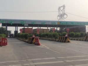 Intimidation in the name of the late mafia don Atiq; 15 vehicles passed without paying the toll; case registered against 70 accused.