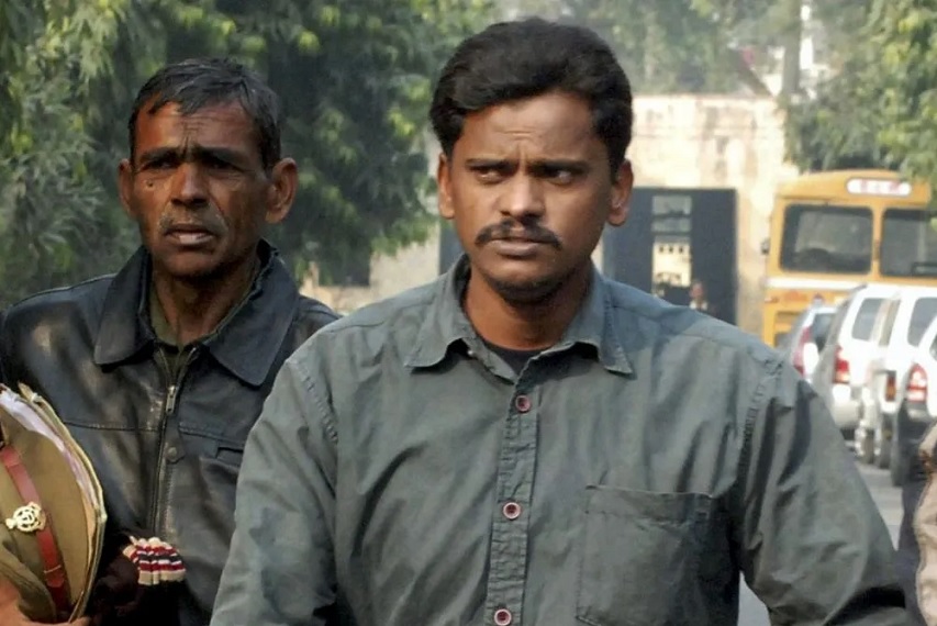 Surendra Koli, the accused in the Nithari case who had escaped the gallows, committed suicide by hanging himself; he had been making a living by running a small tea stall.