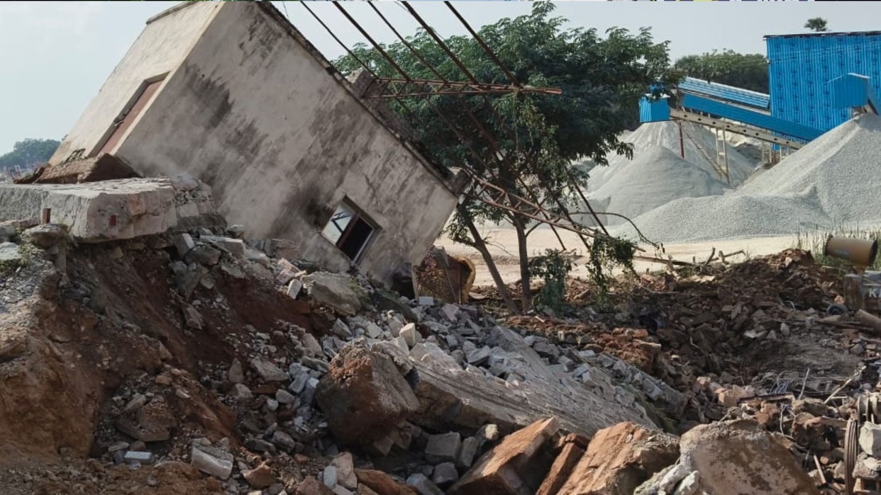 Four workers from the same village in Sonbhadra died in an accident at a crusher plant in Mirzapur; the village is in a state of shock and grief.