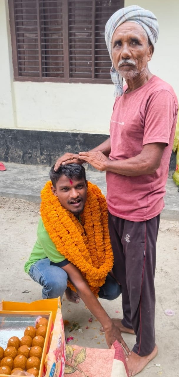Living in a Mumbai chaw, an auto-rickshaw driver father funded his son's coaching in Kota; now, Prabhat from Jaunpur is set to become a doctor.