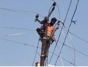 Operator burned alive in Unnao due to JE's error; villagers horrified after watching the video.