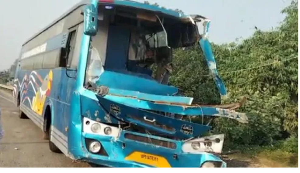 Bus traveling from Delhi to Darbhanga meets with an accident in Ambedkar Nagar; four dead, several critically injured.