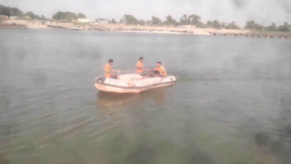 Major tragedy in Bihar: Boat carrying people to a funeral feast capsizes; 13 children died; President and PM express grief.