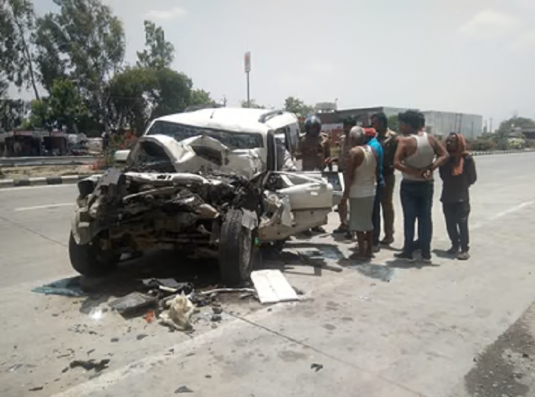 A truck collided with a Scorpio vehicle carrying youths who were returning after visiting Maa Vindhyachal; four people died, and one sustained serious injuries.
